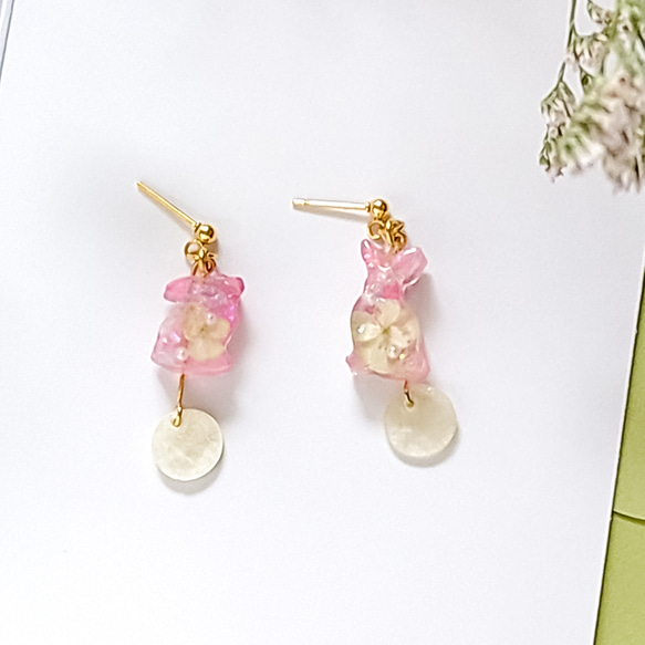 ピンクうさぎのゆらゆら月見花ピアス ピアス（スタッド・一粒） ANAIS 