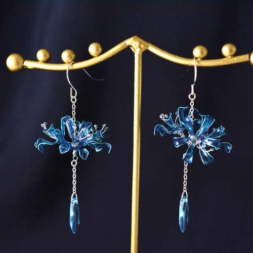 雫滴る彼岸花のピアス・イヤリング 青 ピアス（フック・チェーン