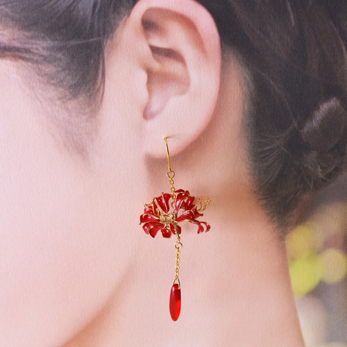 雫滴る彼岸花のピアス・イヤリング 紅 ピアス（フック・チェーン