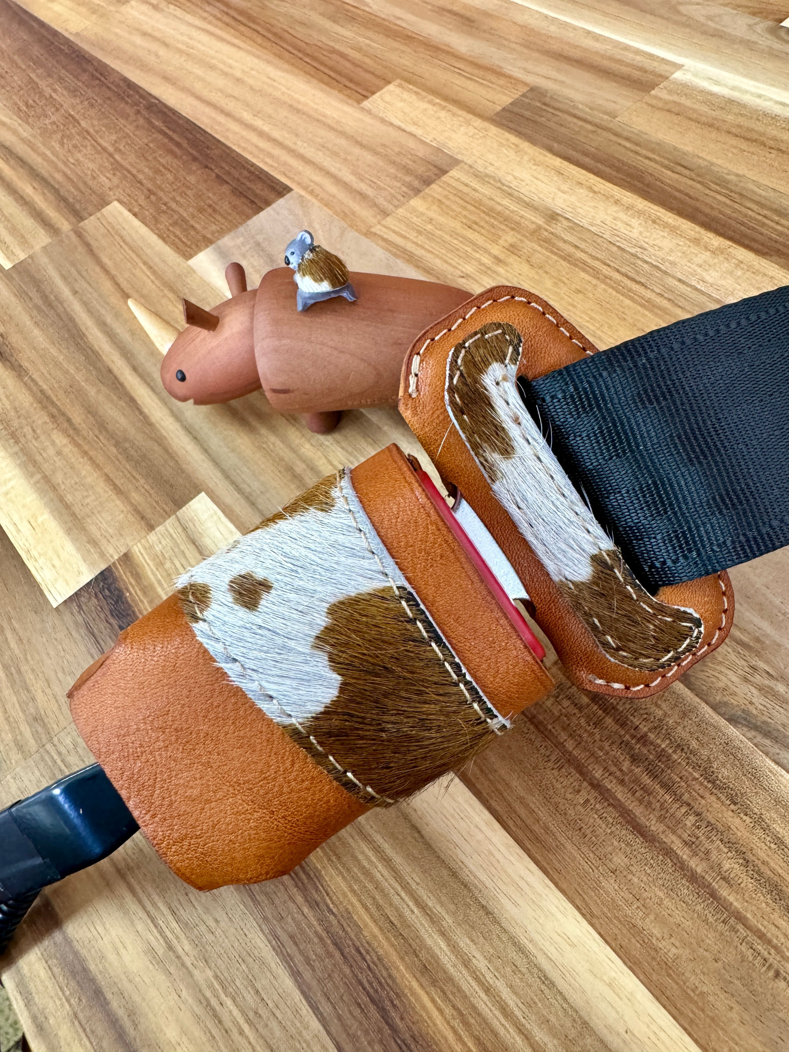 新型ジムニー　JB64 JB74用　一枚仕立て外コバ仕様　シートベルトカバー（ハラコ ホルスタイン柄）