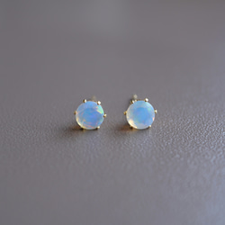 オパールの一粒ピアス ４ｍｍ  １０月誕生石　サージカルステンレス　金属アレルギー対応　小粒　天然石　金アレ対応　小さい 2枚目の画像