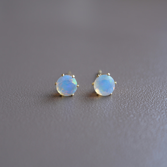 オパールの一粒ピアス ４ｍｍ  １０月誕生石　サージカルステンレス　金属アレルギー対応　小粒　天然石　金アレ対応　小さい 2枚目の画像