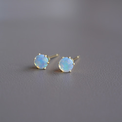 オパールの一粒ピアス ４ｍｍ  １０月誕生石　サージカルステンレス　金属アレルギー対応　小粒　天然石　金アレ対応　小さい 3枚目の画像