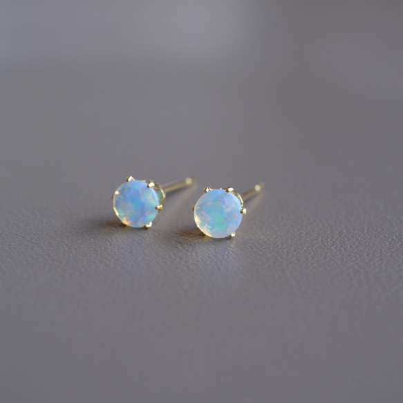 オパールの一粒ピアス ４ｍｍ  １０月誕生石　サージカルステンレス　金属アレルギー対応　小粒　天然石　金アレ対応　小さい 3枚目の画像