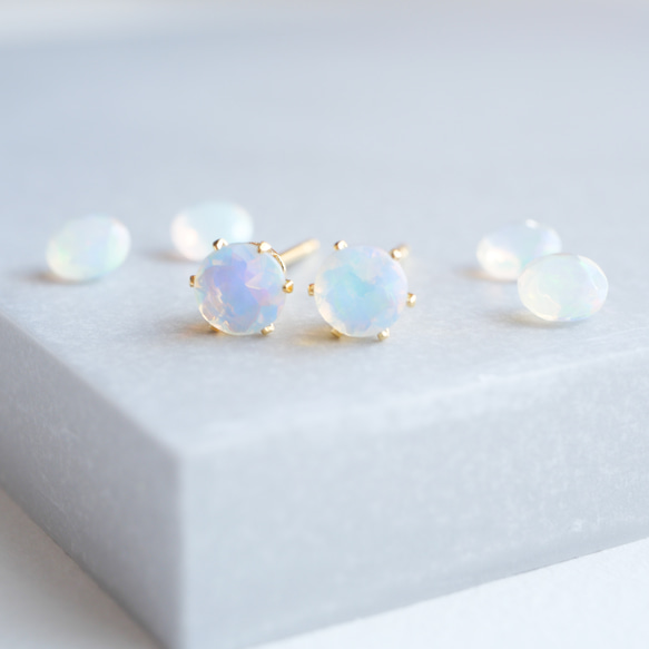オパールの一粒ピアス ４ｍｍ  １０月誕生石　サージカルステンレス　金属アレルギー対応　小粒　天然石　金アレ対応　小さい 4枚目の画像