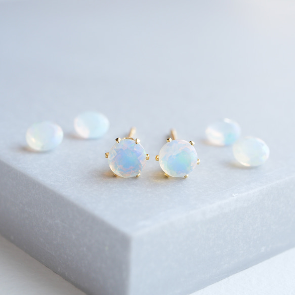 オパールの一粒ピアス ４ｍｍ  １０月誕生石　サージカルステンレス　金属アレルギー対応　小粒　天然石　金アレ対応　小さい 5枚目の画像
