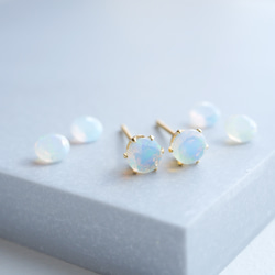 オパールの一粒ピアス ４ｍｍ  １０月誕生石　サージカルステンレス　金属アレルギー対応　小粒　天然石　金アレ対応　小さい 6枚目の画像
