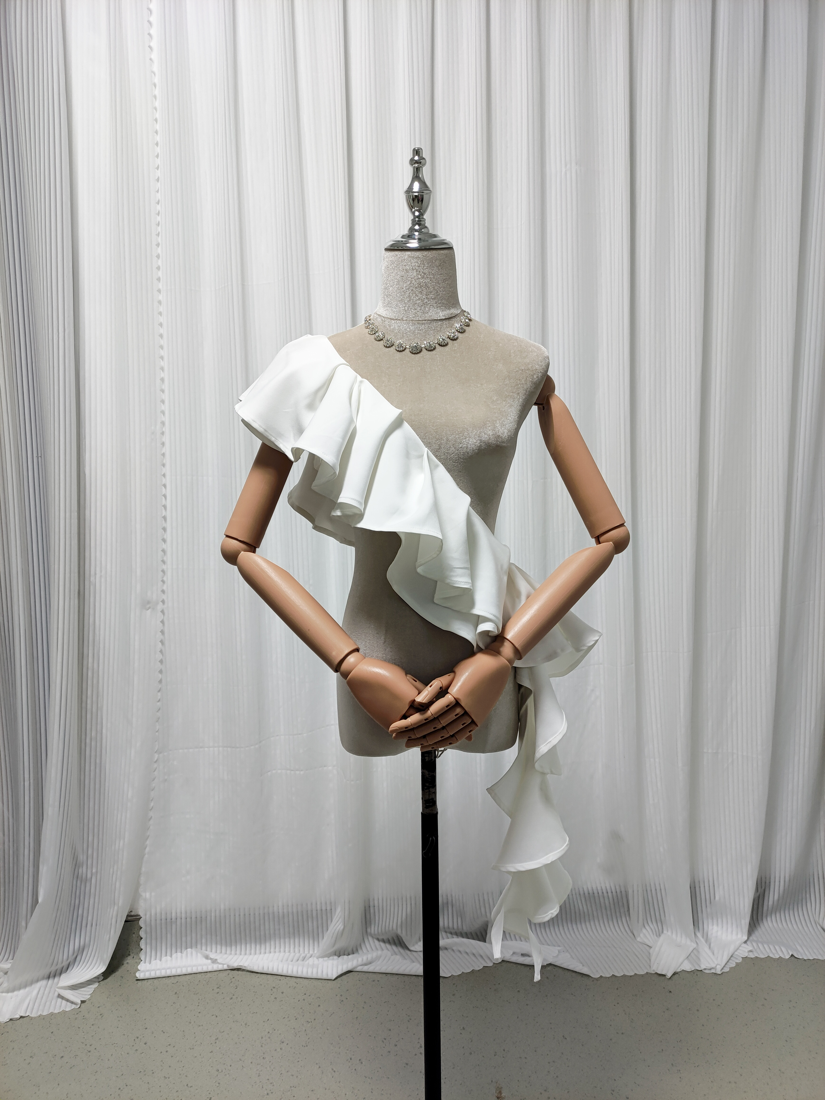 送料無料！ウエディングドレスアレンジ用ワンショルダー型 取り外しフリル ラッフルスカー   クレープ生地