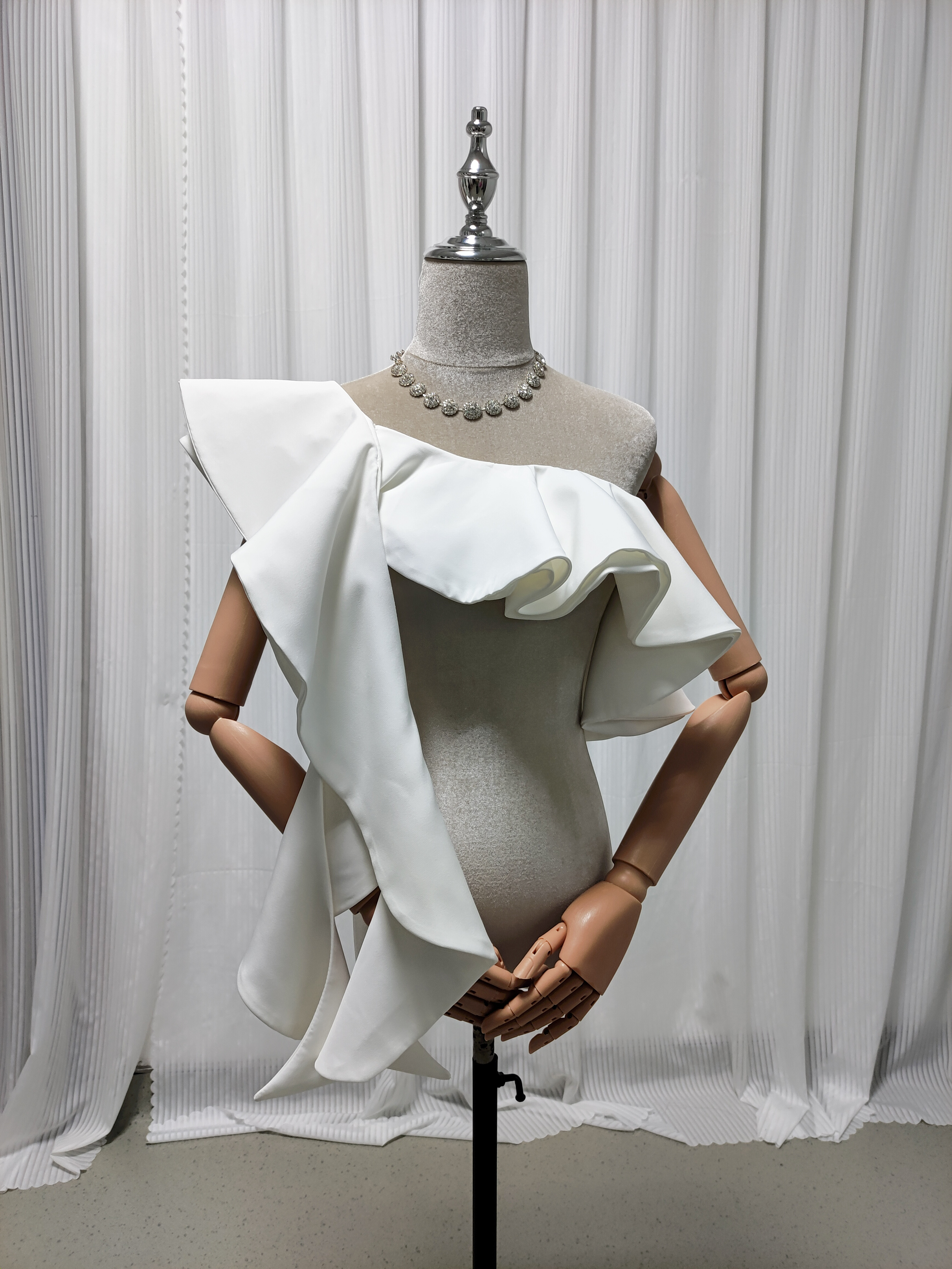 送料無料！ウエディングドレスアレンジ用ワンショルダー型 取り外しフリル ラッフルスカー   クレープ生地