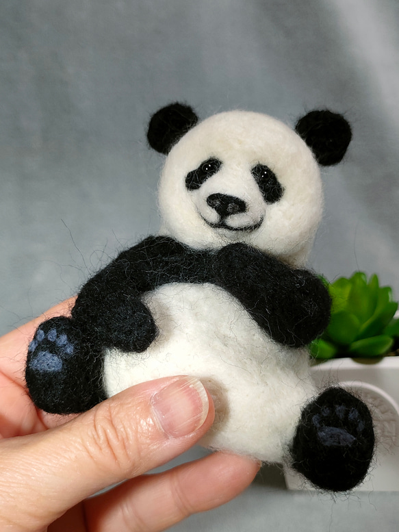 ちょっぴりだれて座るパンダ（リアル・置物:受注制作） 羊毛フェルト
