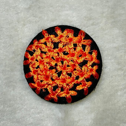 ☆刺繍缶バッジ☆ キンモクセイ 黒背景 ピンバッチ studio yossy 通販