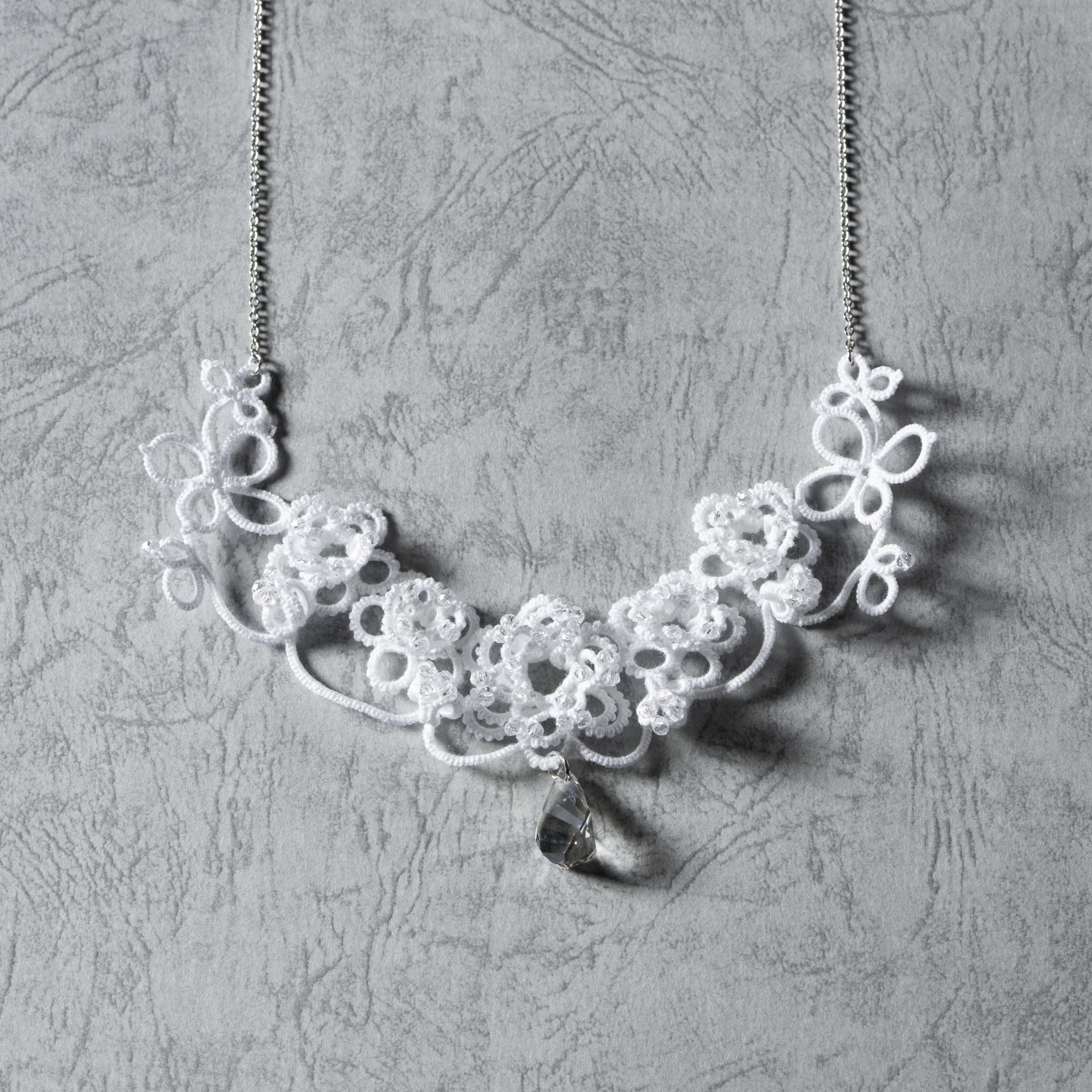 優美なブライダルフラワーネックレス(純白) スワロ　結婚式　パーティ　二次会　タティングレース　発表会　成人式