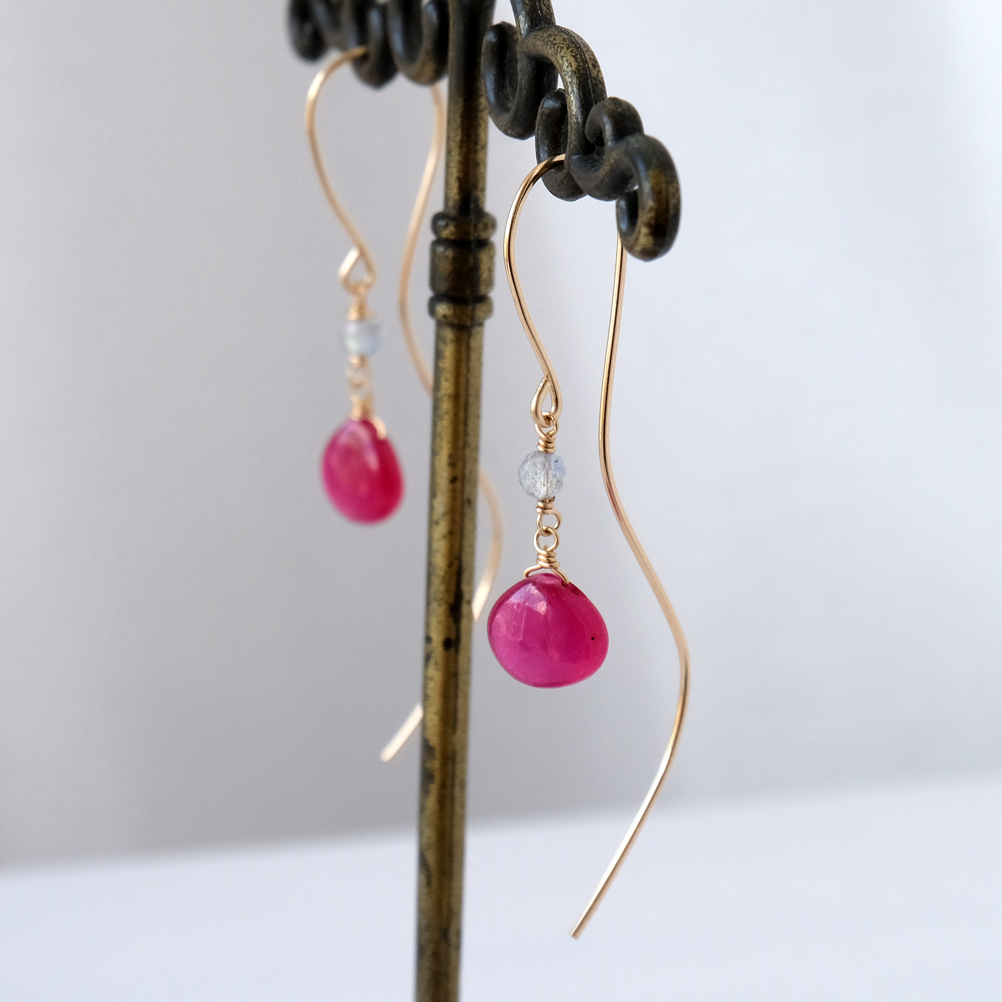 【SALE】宝石質ルビーのロングフックピアス（Lサイズ）