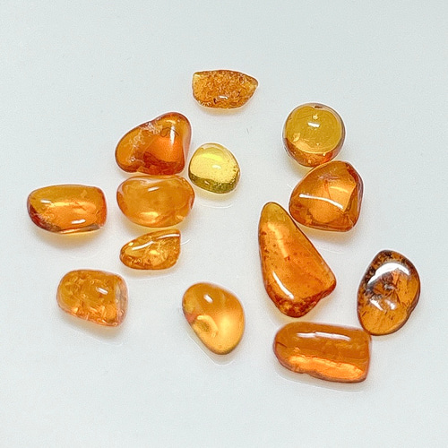 新品　人気の天然樹脂琥珀(アンバー)透明スクエアビーズ　カラフル５種 人気の天然樹脂琥珀(アンバー)透明スクエアビーズ カラフル5種