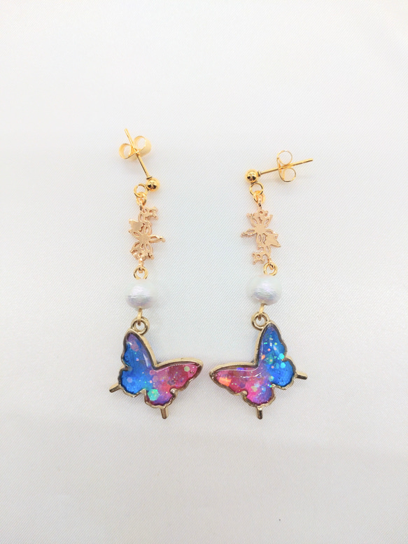 ブルー＆ピンクの蝶々のピアス 2枚目の画像