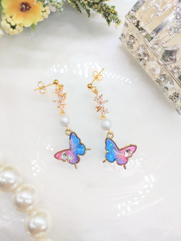ブルー＆ピンクの蝶々のピアス 1枚目の画像