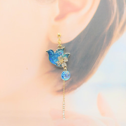 青い鳥とクローバーの幸せピアス 3枚目の画像