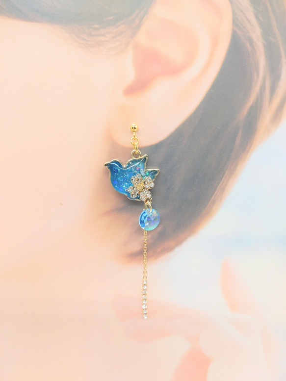 青い鳥とクローバーの幸せピアス 3枚目の画像