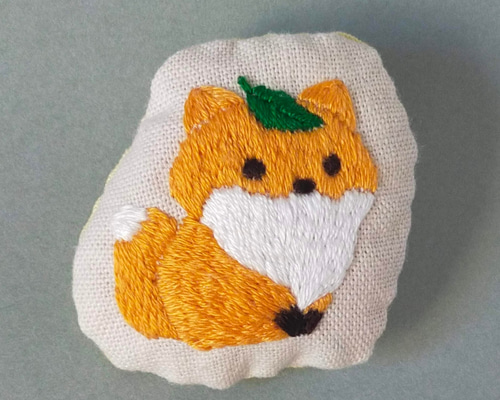 ハンドメイド刺繍ブローチ 968 「お静かに」 キツネとルリビタキ