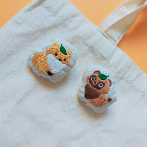 受注制作】きつねのふわふわ刺繍ブローチ ブローチ irotsubame 通販