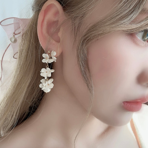 プチパール×ホワイトフラワーボール　ピアス　イヤリング フラワーアクセサリー ピアス イヤリング プレゼント 記念日