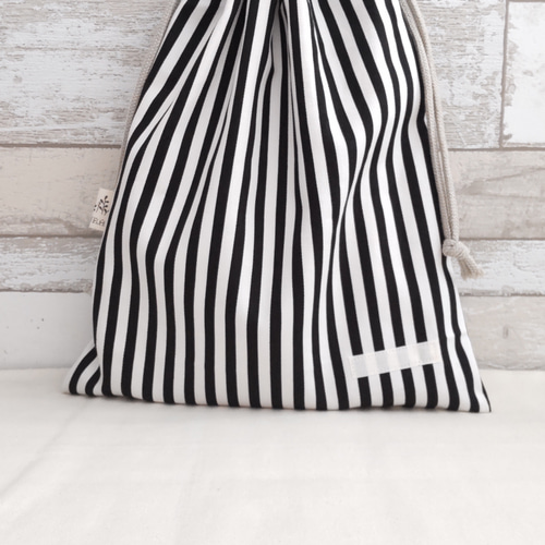 【オーダー承ります】巾着袋　大きめ　黒　30×25 大きめ巾着袋（縦31cm・横25cm）＊ストライプ柄(ブラック)【入園入学