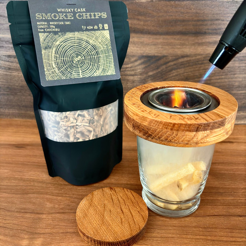 秩父のウイスキー蒸留所の熟成樽でできたスモーカーとスモークチップの