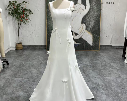 憧れのドレススクエアネック高級サテン ローズ オフホワイト編み上げ