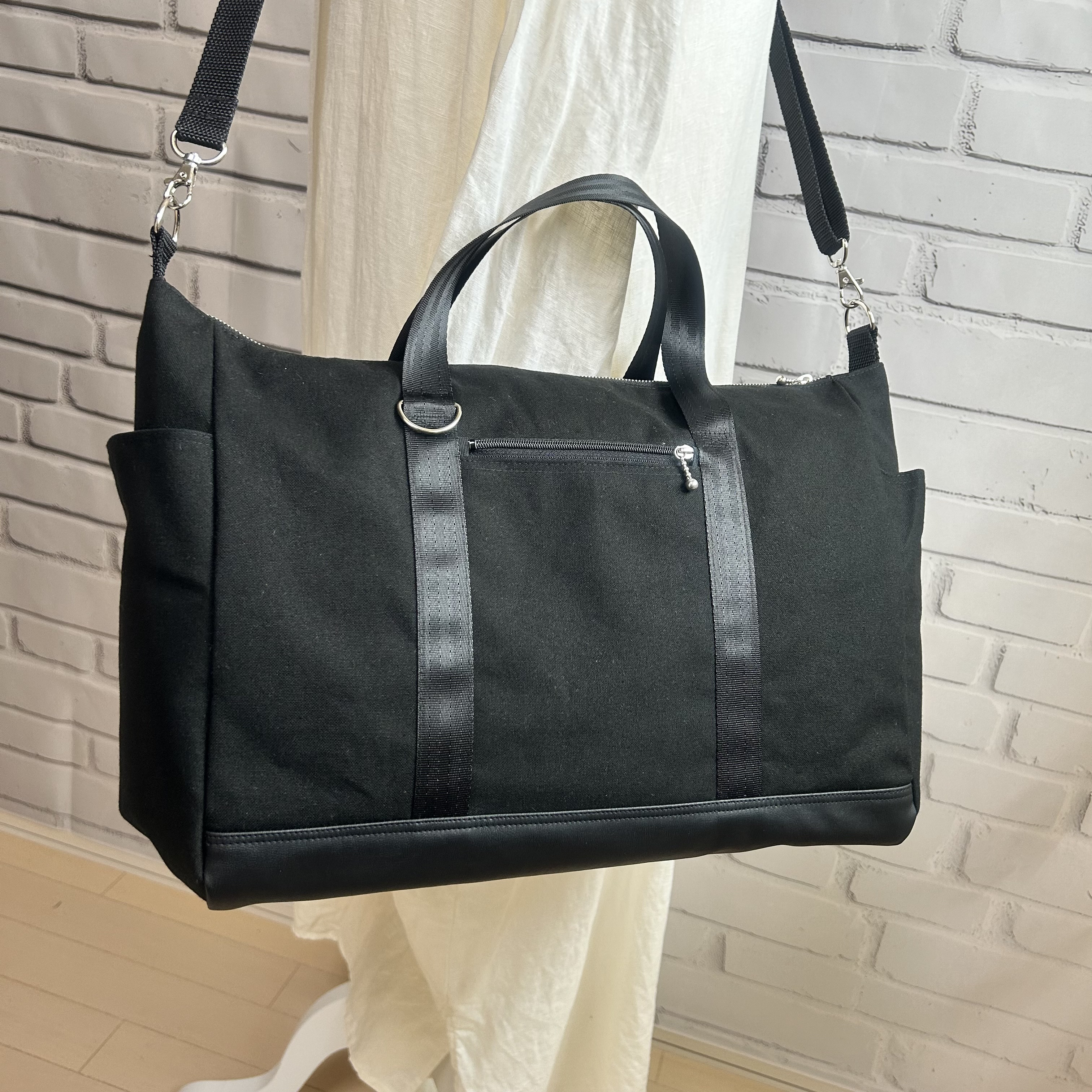 撥水　A4対応　持ち手付き　サイドポケットが便利な　ショルダーバック　通勤バック　マザーバック　旅行バック　黒