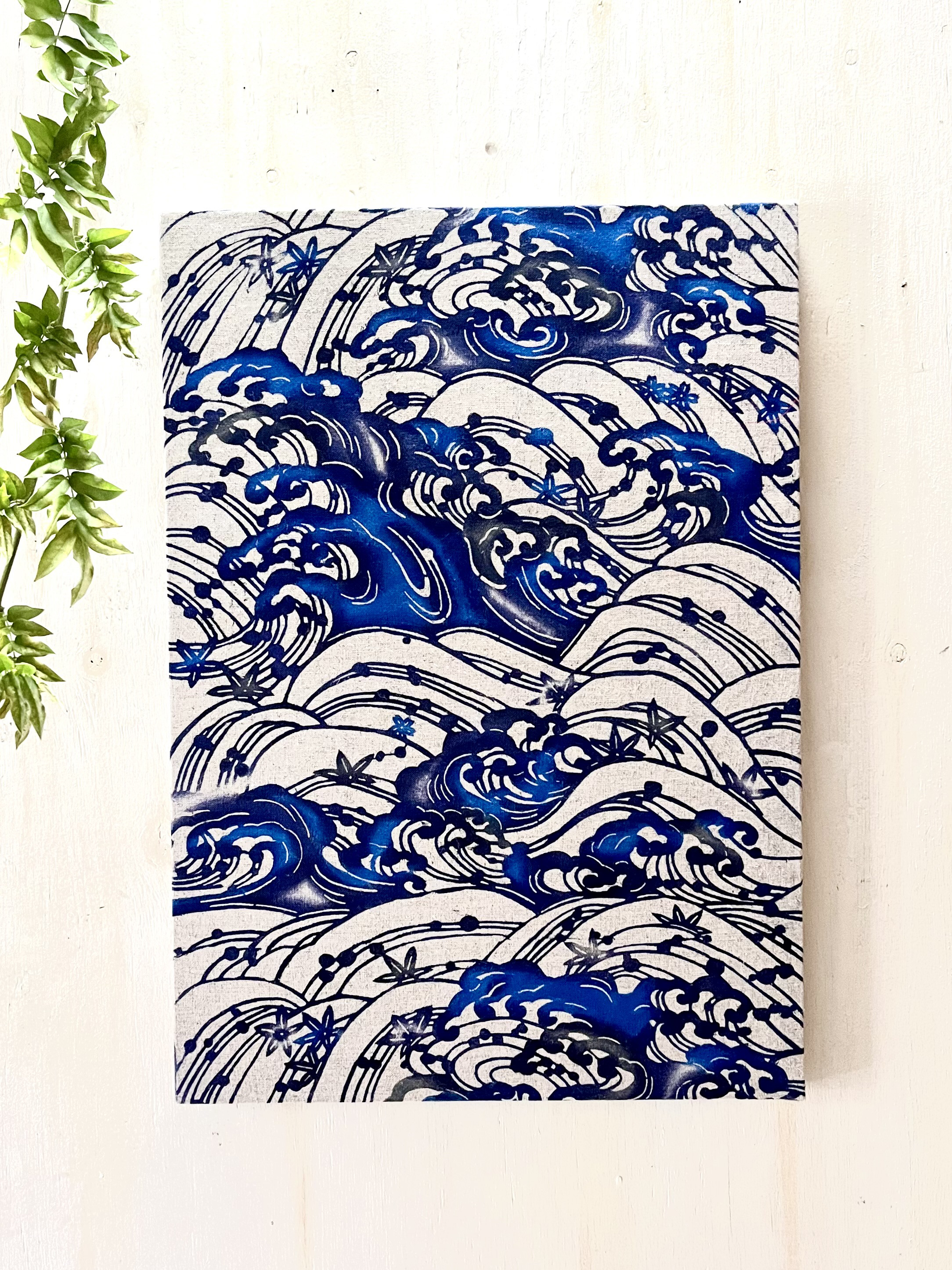 新作⭐︎【日本国内送料無料】手染め紅型/大波に紅葉のファブリックパネル/51cm×36cm（B3）