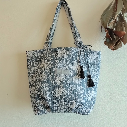 ブロックプリントキルトのぷっくりタックバッグ・タッセル付き/grey