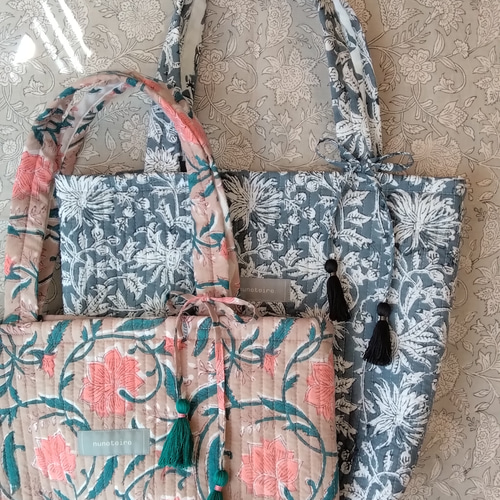 ブロックプリントキルトのぷっくりタックバッグ・タッセル付き/grey