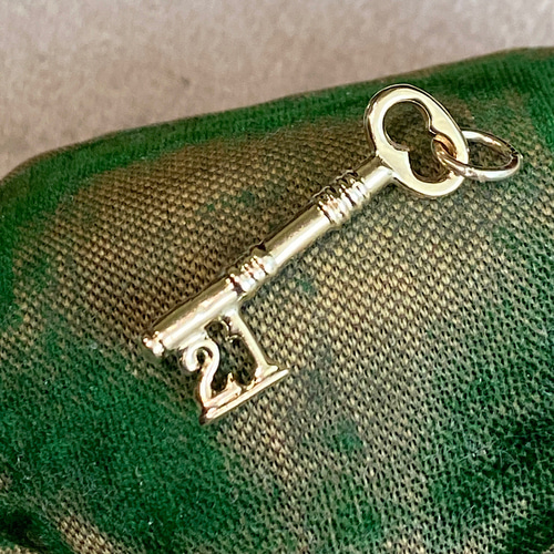 アンティーク 英国 9金 375刻印 キー 鍵モチーフ ペンダント