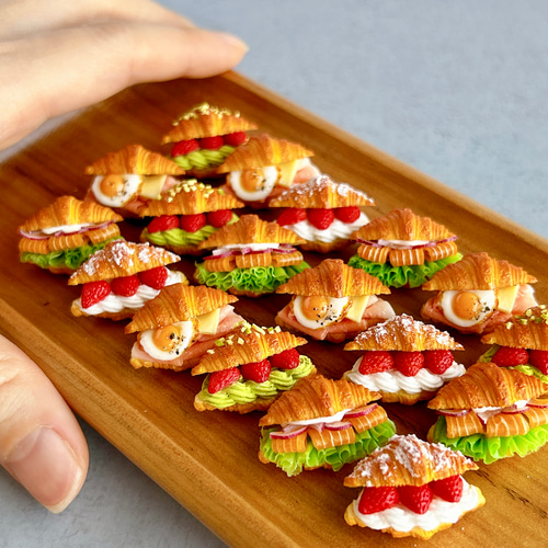 いちごのクロワッサンサンド 】 ミニチュアパン フェイクスイーツ