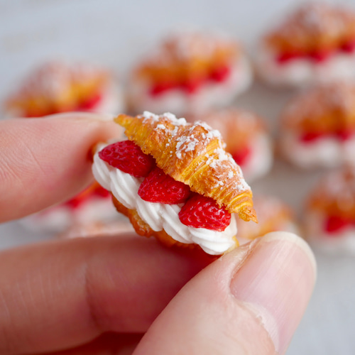 いちごのクロワッサンサンド 】 ミニチュアパン フェイクスイーツ