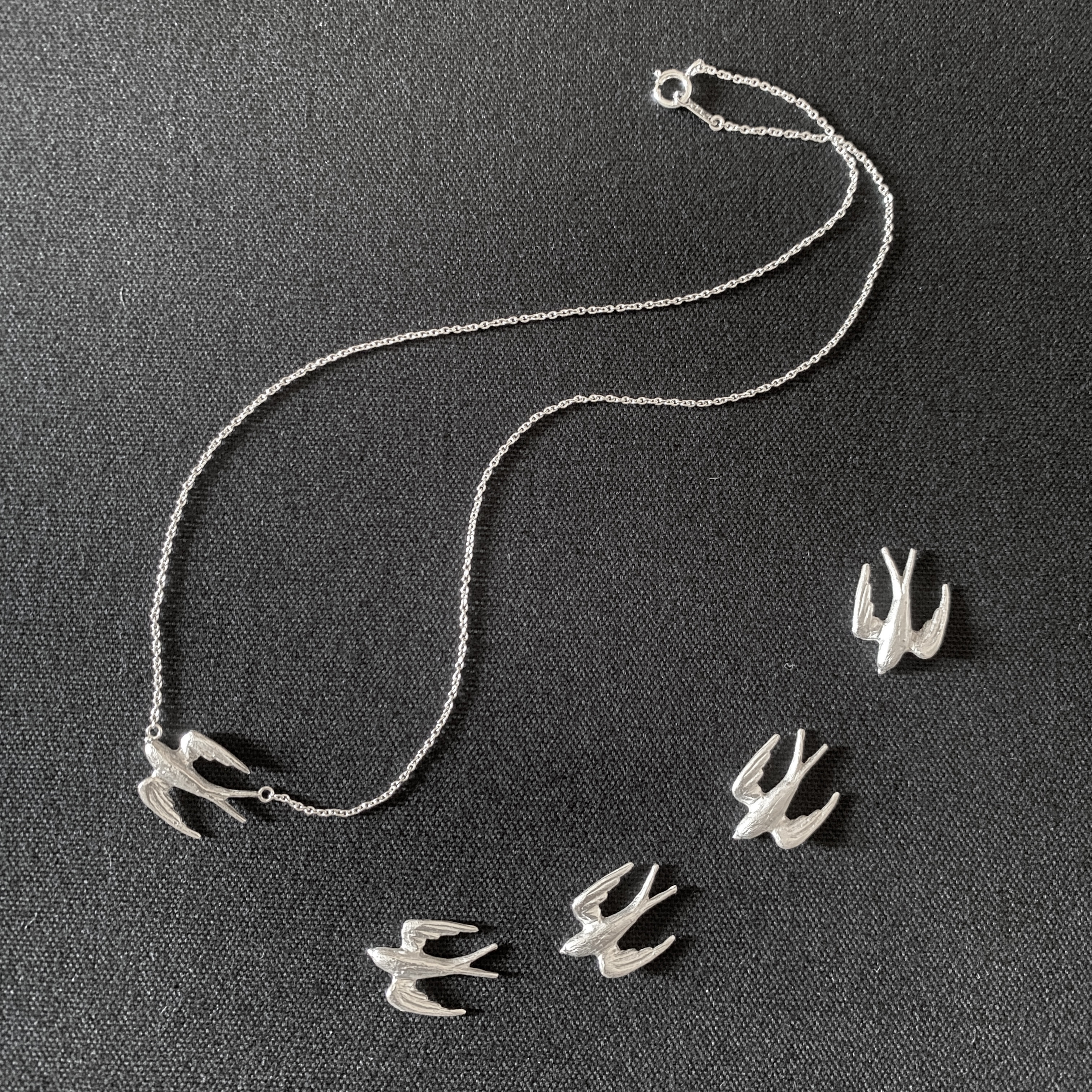 アンティークスタイル　スワロー ネックレス