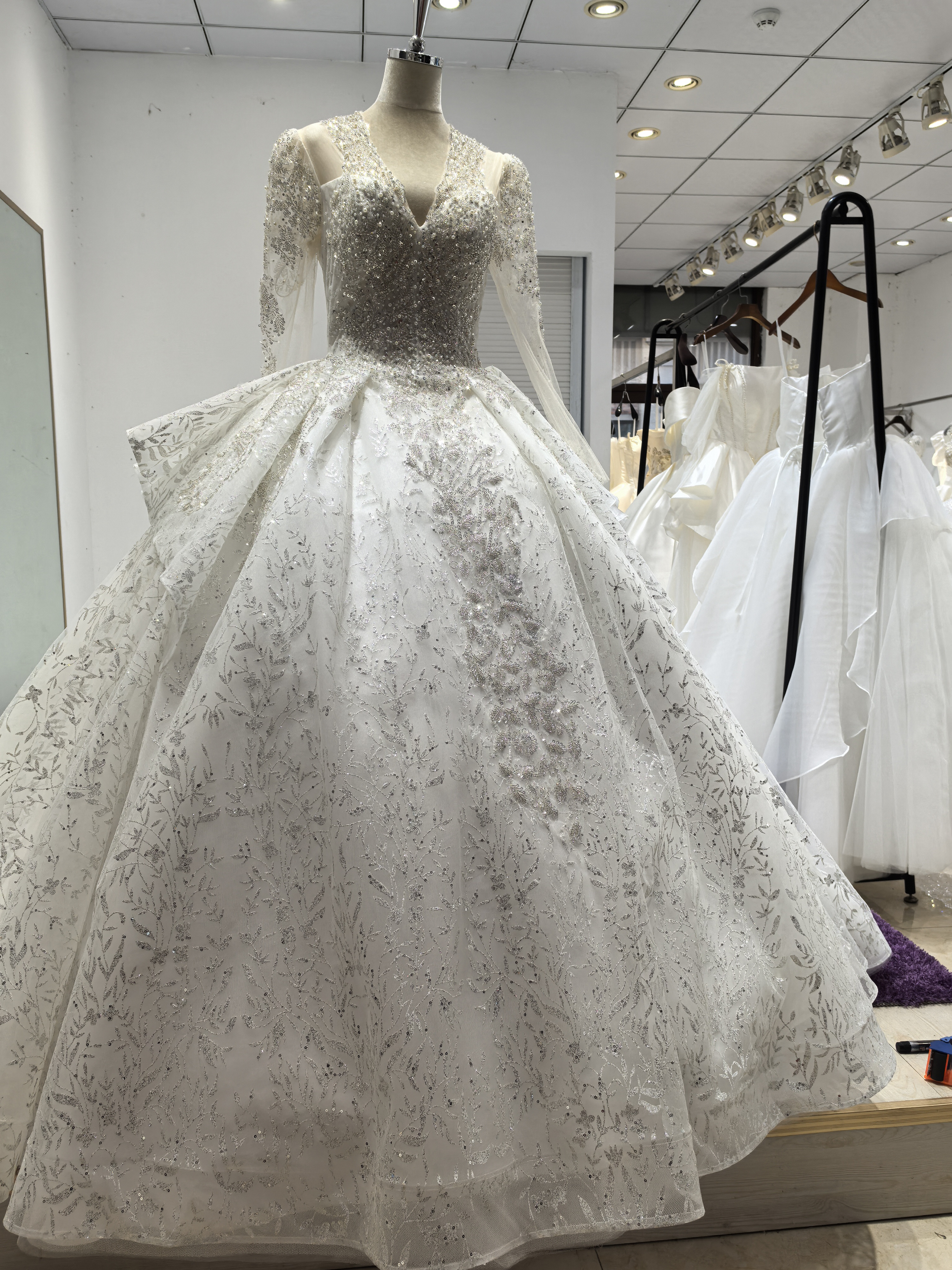 贅沢なレース ウエディングドレスキラキラしたスパンコール ビジュー パール 豪華ロングトレーンおしゃれ上級者に人気K01 99,770円