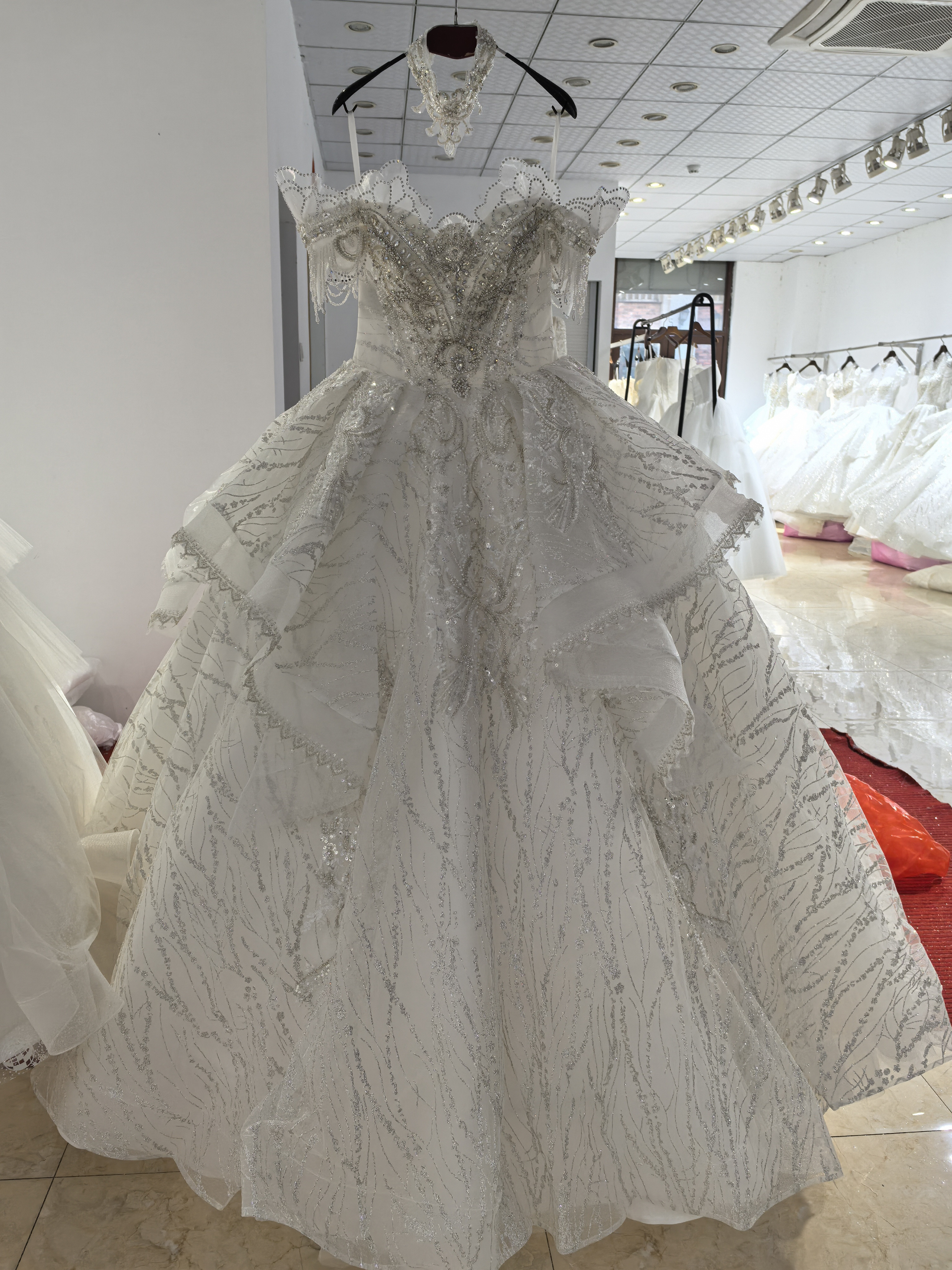 おしゃれ上級者に人気 贅沢なレース ウエディングドレスキラキラした