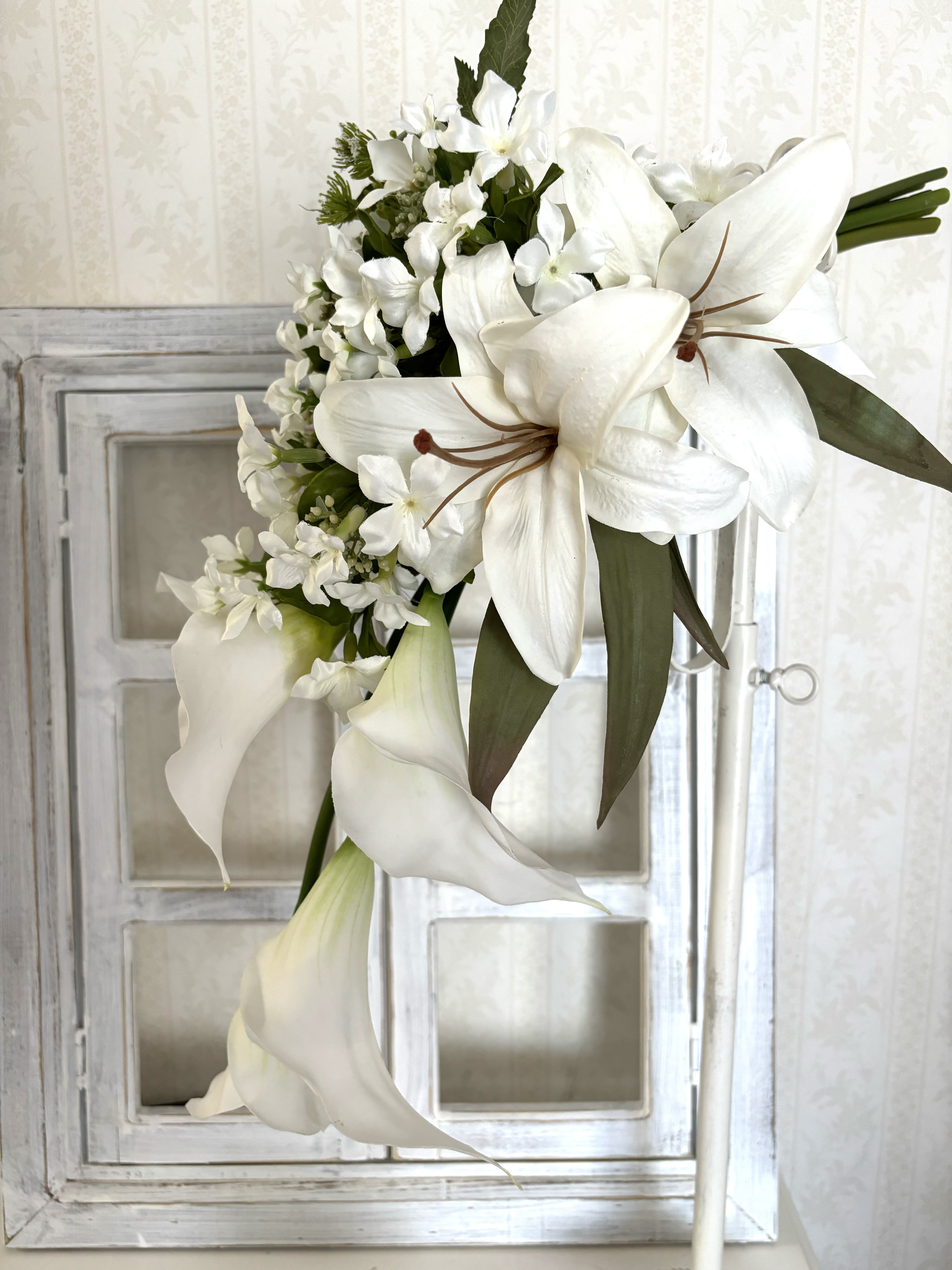 ジャスミンとカラーのクラッチブーケ