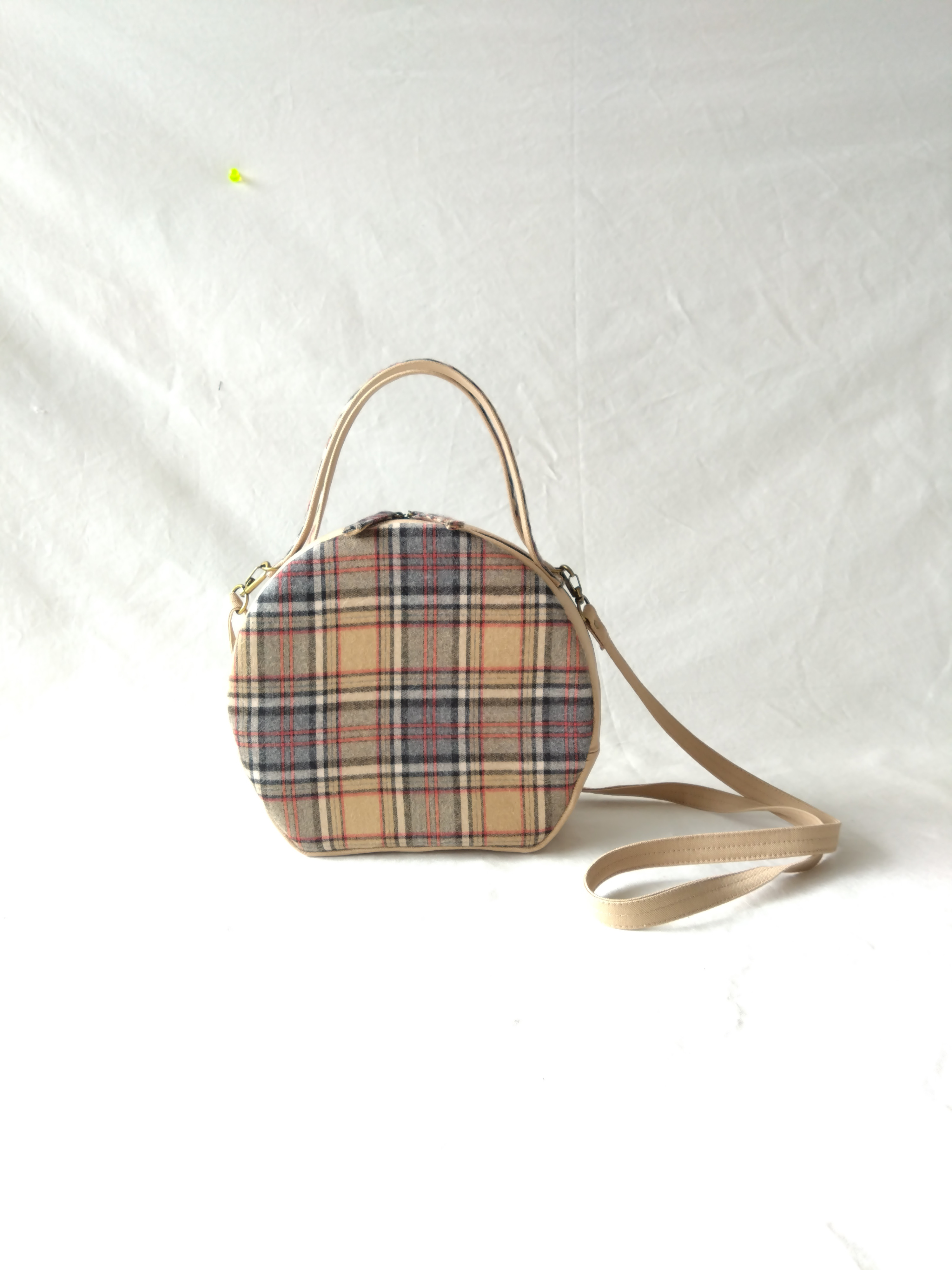 上品ベージュ*秋色タータンのラウンド型ポシェット