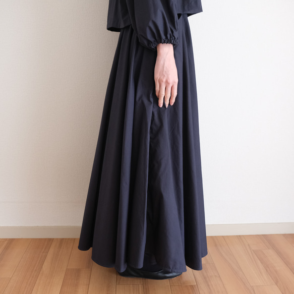 【3天內出貨】畢業典禮、入學典禮都適合！可水洗的海軍藍荷葉上衣和圓裙套裝。 第7張的照片