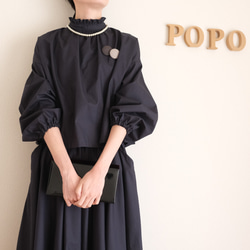 【3天內出貨】畢業典禮、入學典禮都適合！可水洗的海軍藍荷葉上衣和圓裙套裝。 第5張的照片