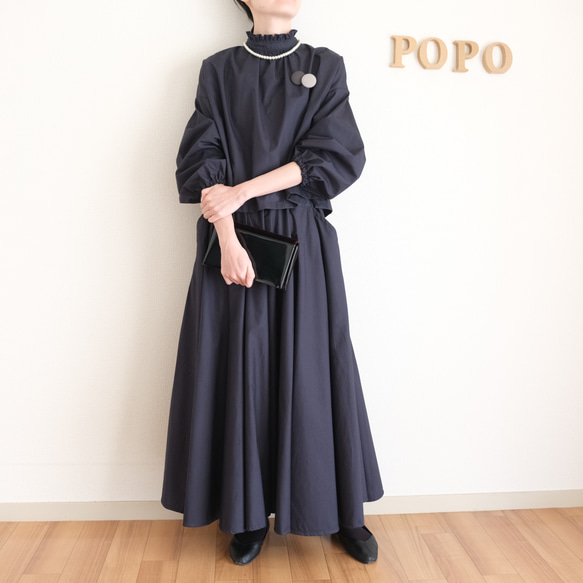 【3天內出貨】畢業典禮、入學典禮都適合！可水洗的海軍藍荷葉上衣和圓裙套裝。 第1張的照片