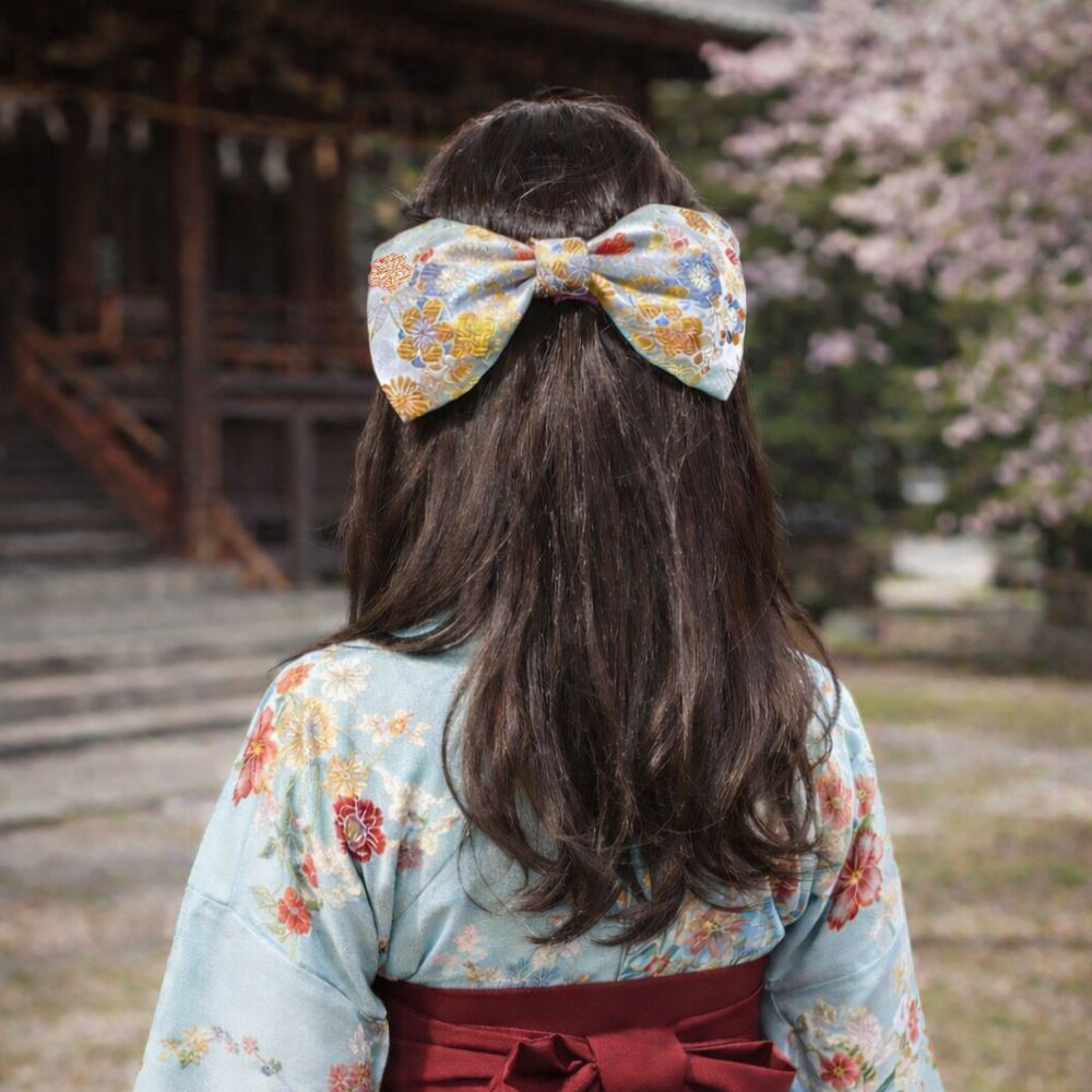 慶結華 ― 桂錦 淡青に咲く金襴の華（R800）華 卒業式 成人式のための金襴リボン髪飾り