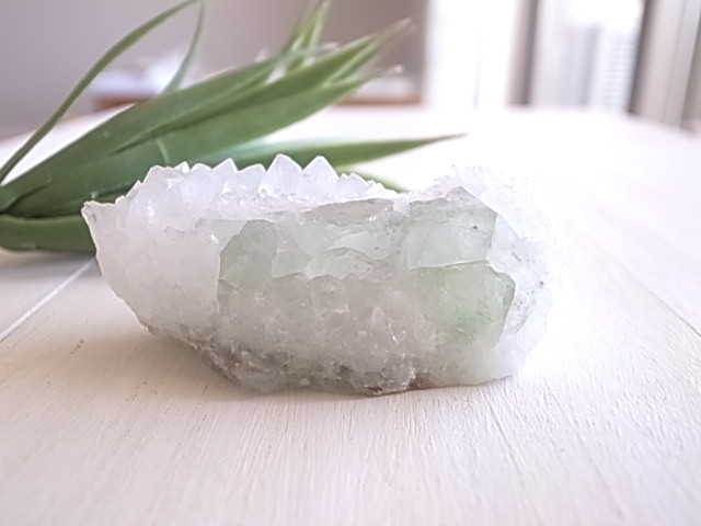 レア！クォーツオングリーンフローライト　原石 　135ｇ　天然石