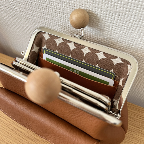 ぱかっと開くとお部屋が3つの親子がまぐち♪外ポッケが付いた木