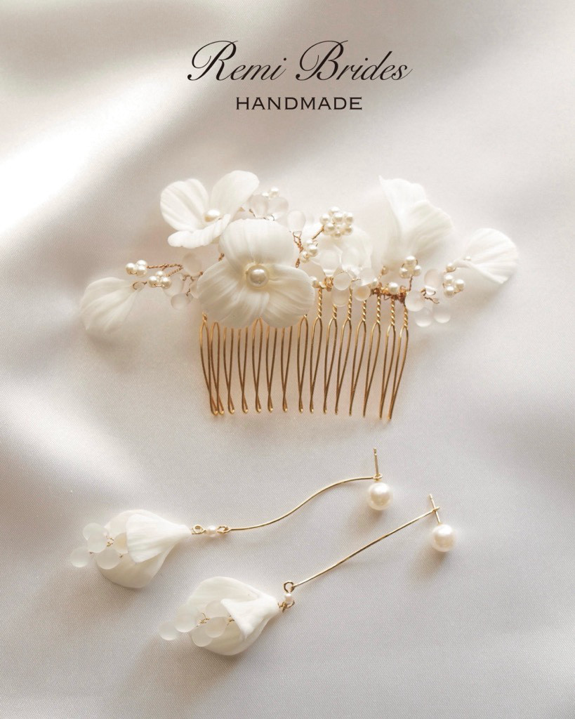 白の花束とパールが彩るコーム