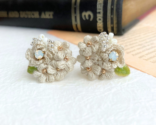 ハンドメイドピアス シャワー台 シルバーとお花のビジューピアス