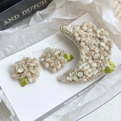 silver moon】刺繍糸のお花の三日月とビーズ刺繍のピアス