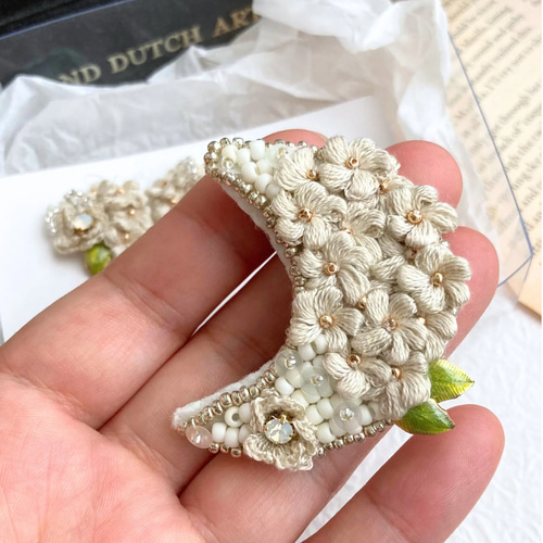 silver moon】刺繍糸のお花の三日月とビーズ刺繍のピアス
